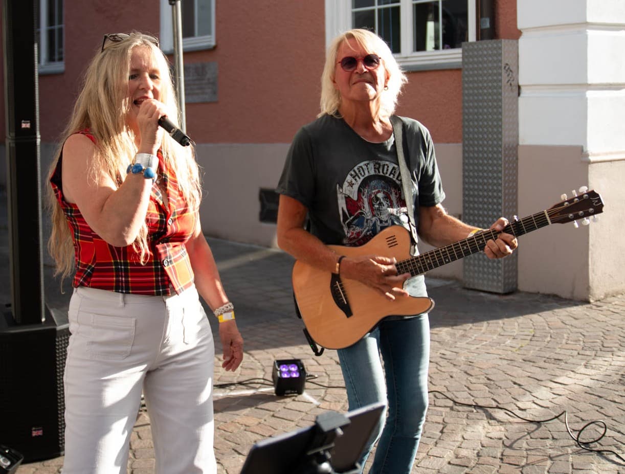 Conny Bains und Richy Vogl gemeinsam auf der Bühne