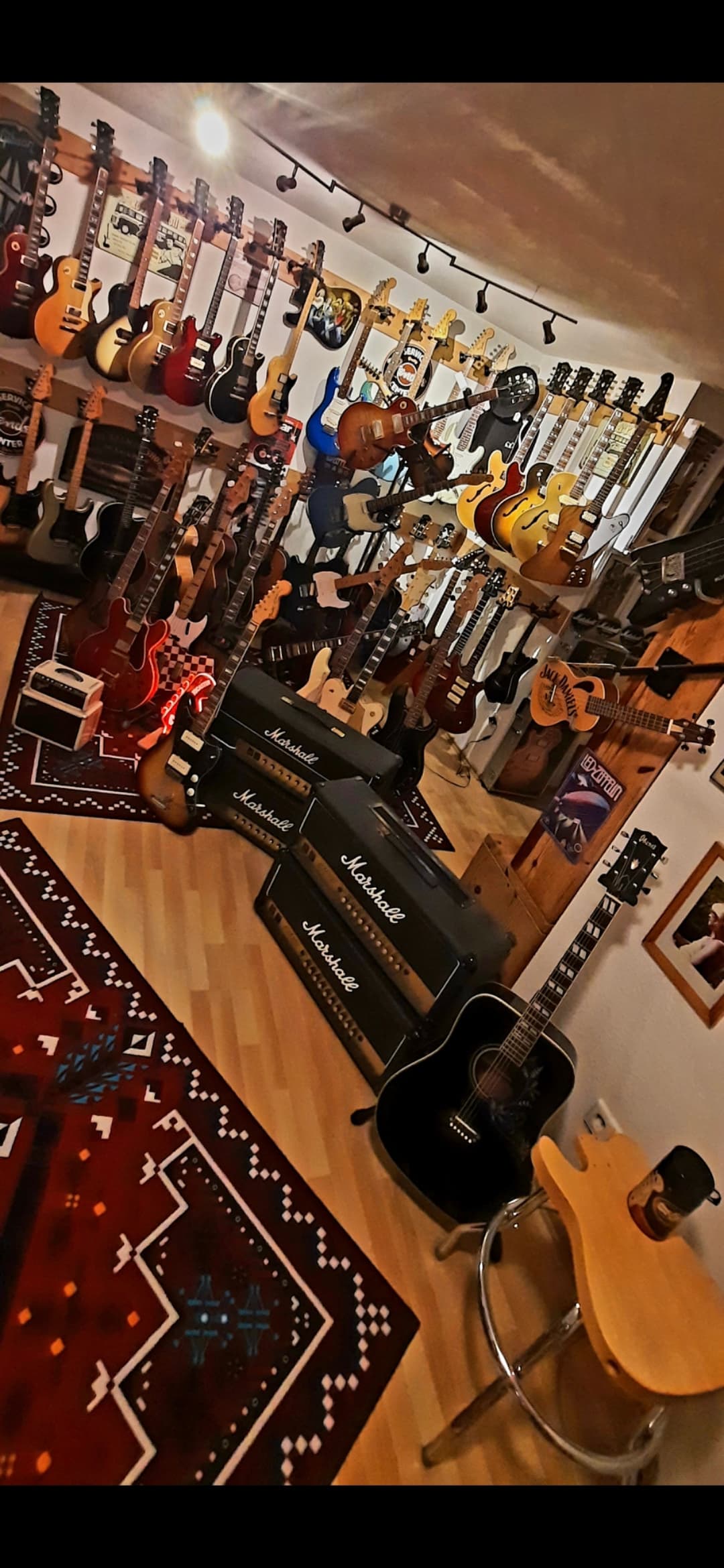 Richys Gitarrensammlung mit zahlreichen E- und Akustikgitarren sowie Marshall-Verstärkern